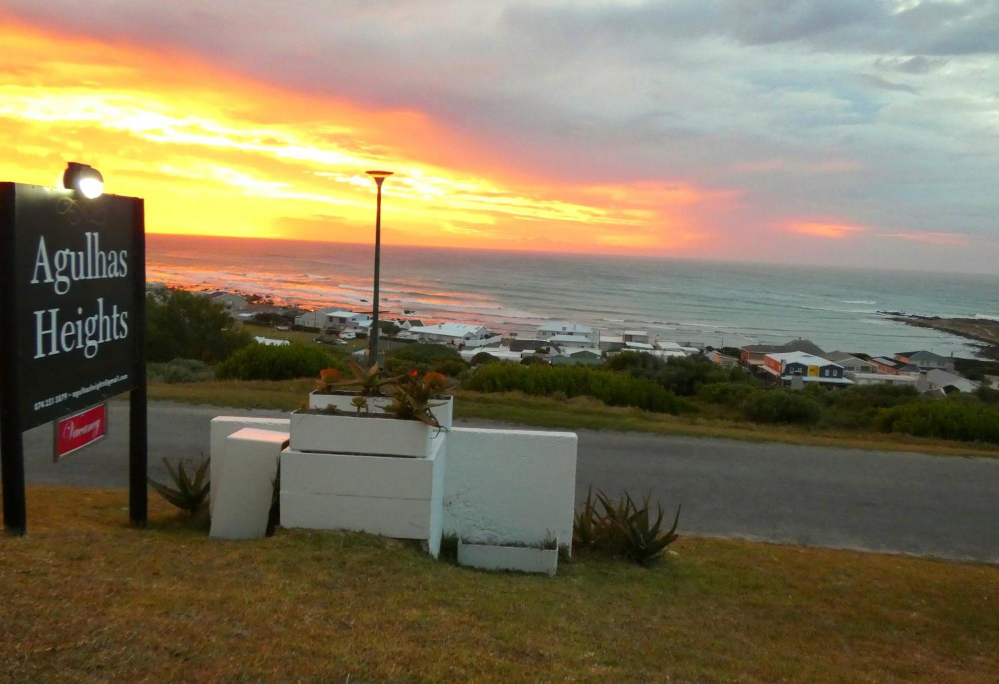 Agulhas Heights Self-Catering Cottages ภายนอก รูปภาพ